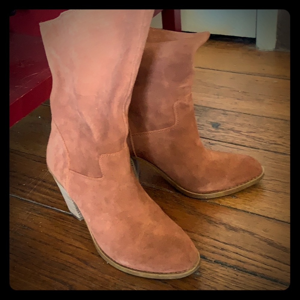 size 9 1/2 brown suede boots excellent condition